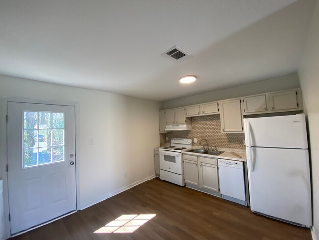 Building Photo - 3901 Lindbergh Dr