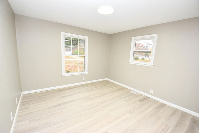 Building Photo - Inground swimming pool, 3 bedroom 1.5 bath home in South Bend IN