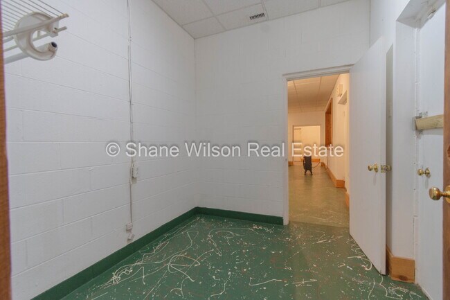 Building Photo - Commercial Property Ideal for Contractor t...