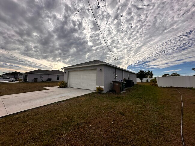 Building Photo - 318 NW 7th Pl