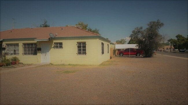 Building Photo - NICE AND AFFORDABLE 2 BEDROOM 1 BATH DUPLEX IN PHOENIX