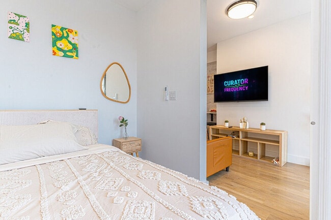 Building Photo - 242 Schaefer St