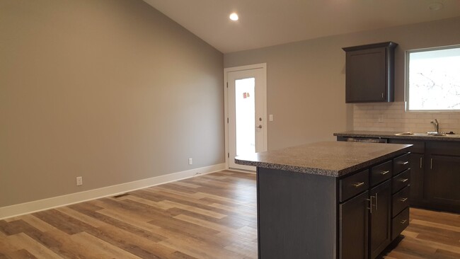 Building Photo - 5128 Betty Lou Blvd