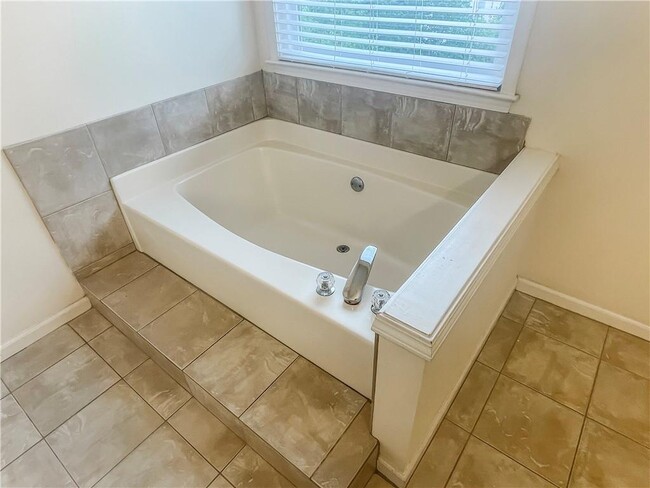 Building Photo - 140 Calborne Ct