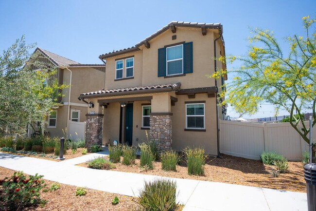 Building Photo - 27638 Sawtooth Ln