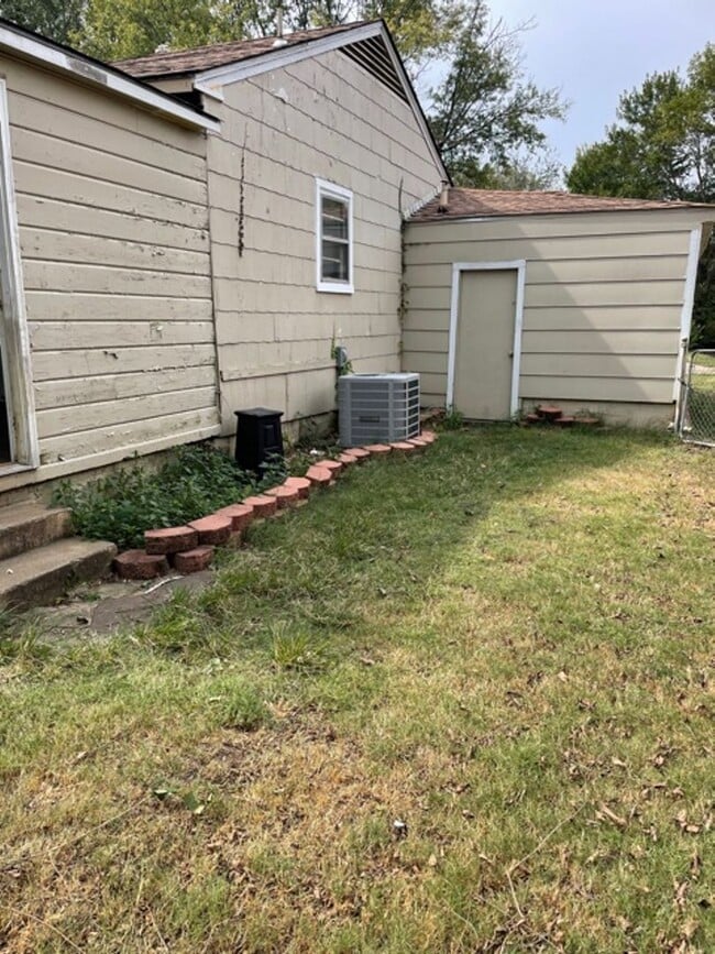 Building Photo - 2236 Dewey Ave