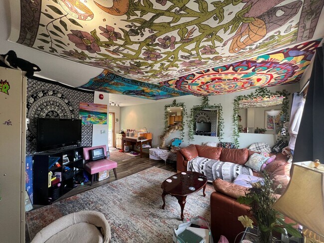 Building Photo - 3 Bed 1.5 half bath House Close to WWU and...