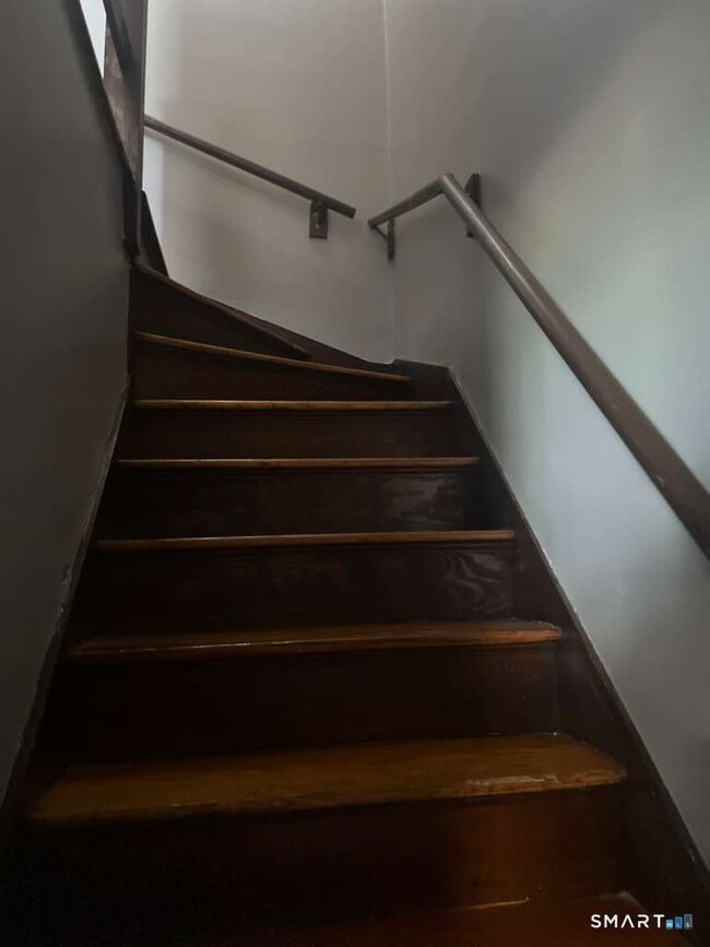 Building Photo - 10 Bank St