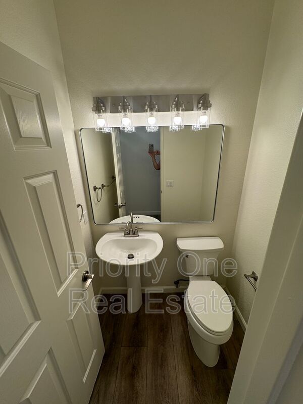 Building Photo - 560 Calle Capistrano