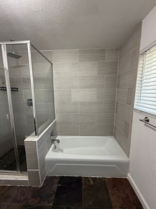Building Photo - Charming 2-Bed, 1.5-Bath Home with 2-Car Garage in Hesperia, CA!