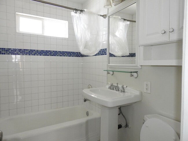 Building Photo - Beautiful Duplex with Ocean Breeze