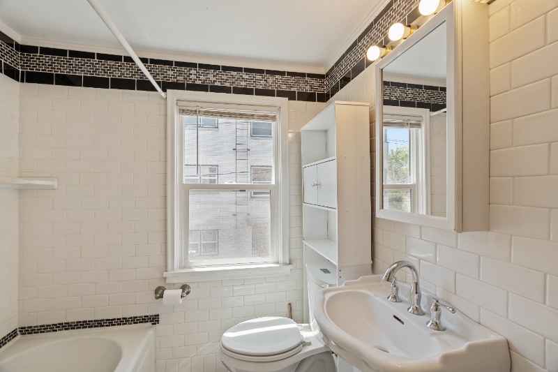 Building Photo - 104 S Oak St