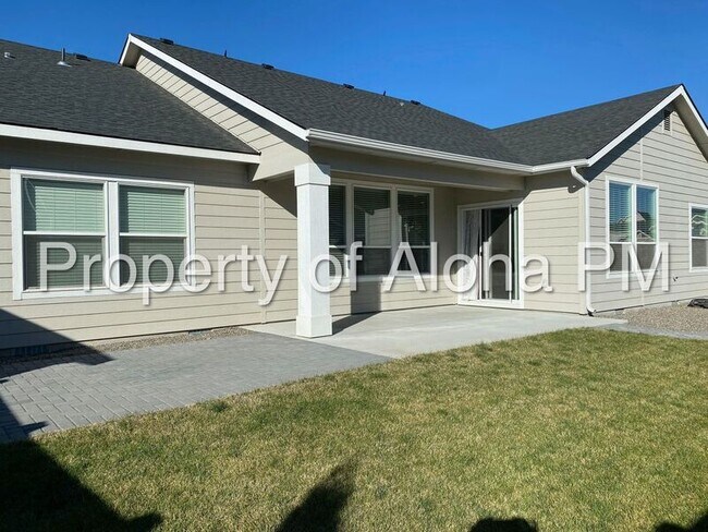 Building Photo - 6142 N Silver Spruce Ave