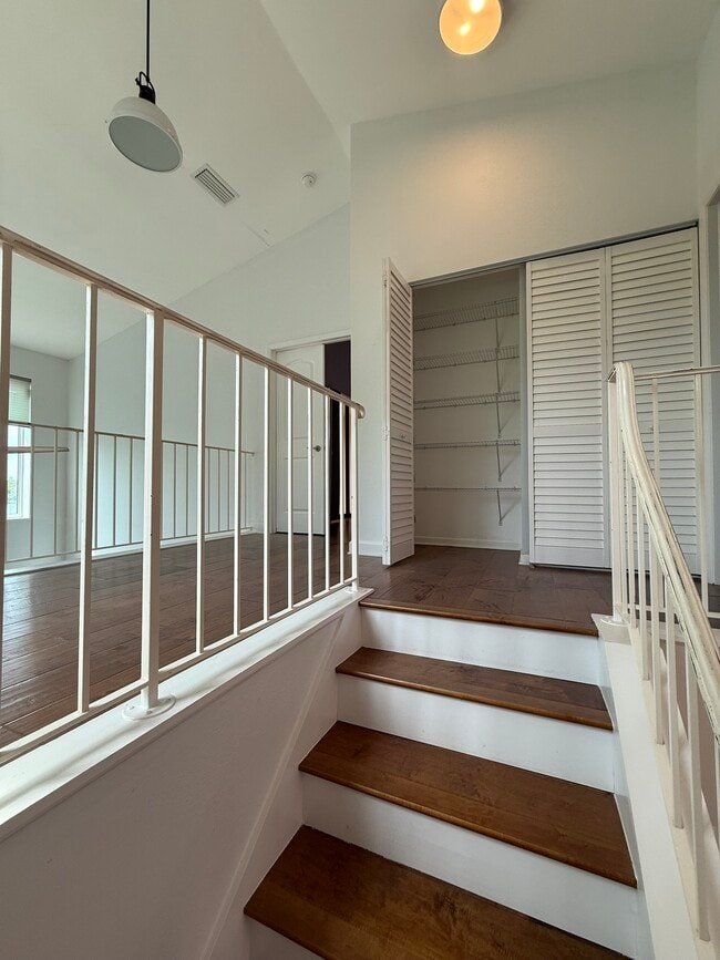 Building Photo - 1070 Sanibel Ct