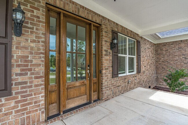 Building Photo - 213 Yellow Jasmine Dr