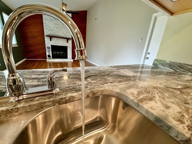Building Photo - READY 05-15-25!! Ranch Home w/2-Car Garage...