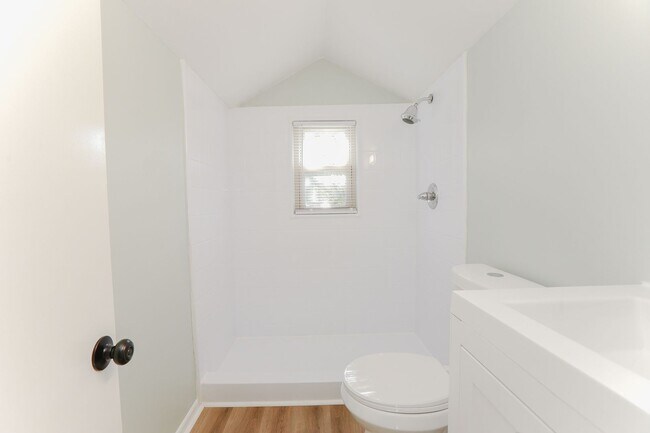 Building Photo - Charming Bungalow