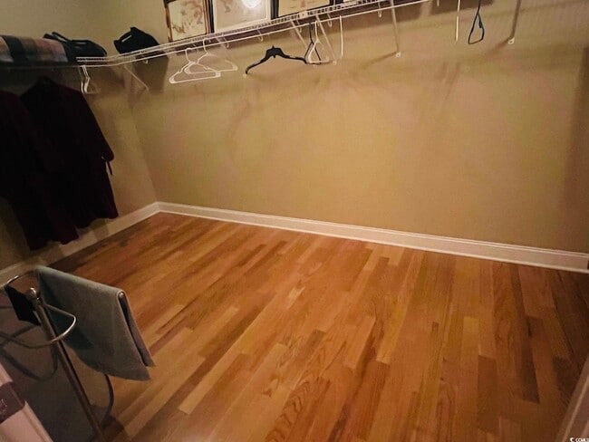 Building Photo - 584 Summerhill Dr