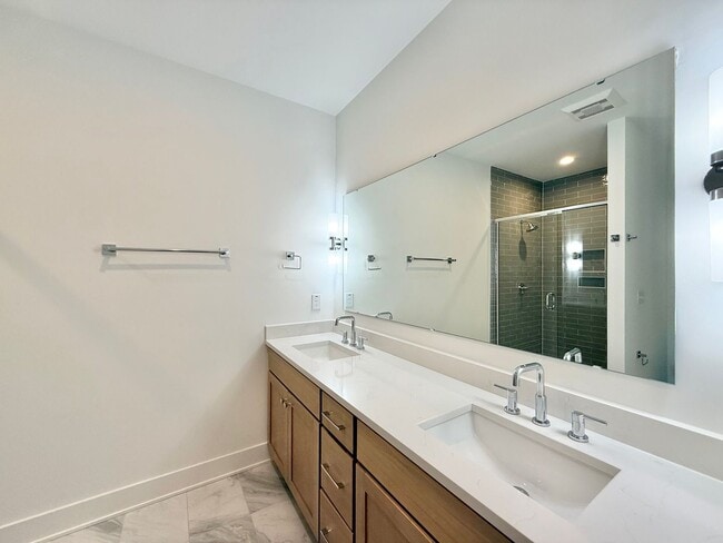 Building Photo - Luxurious New Construction 4BD, 4BA Downto...