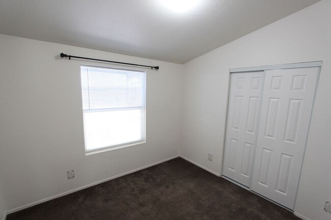 Building Photo - Move-in Special! Home in Christmas Tree es...