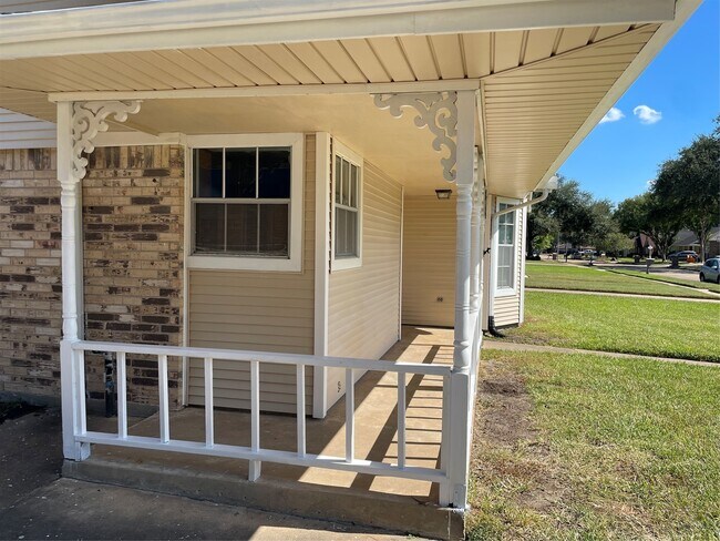Building Photo - 302 Yorkshire Ct