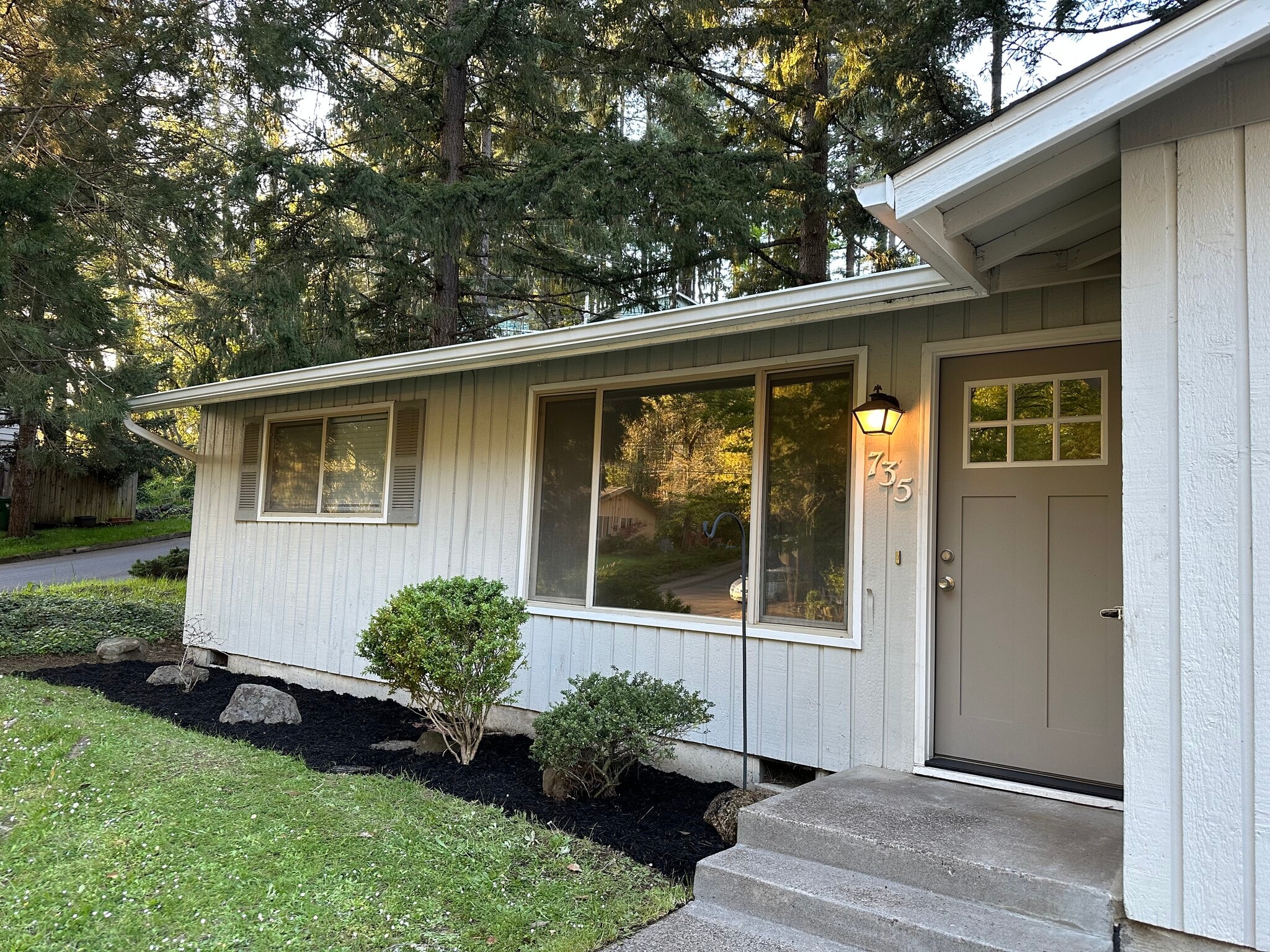 Building Photo - 735 E 43rd Ave