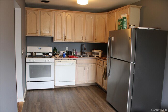 Building Photo - 8 Fishkill Glen Dr