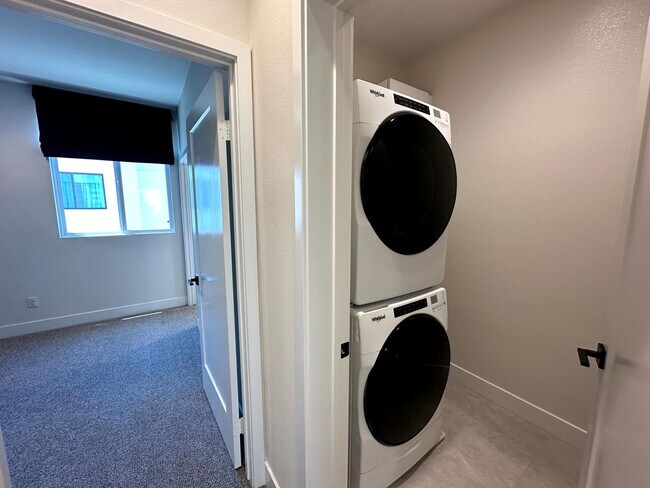 Building Photo - Fantastic 3 Story Townhome - 2 bedrooms - ...