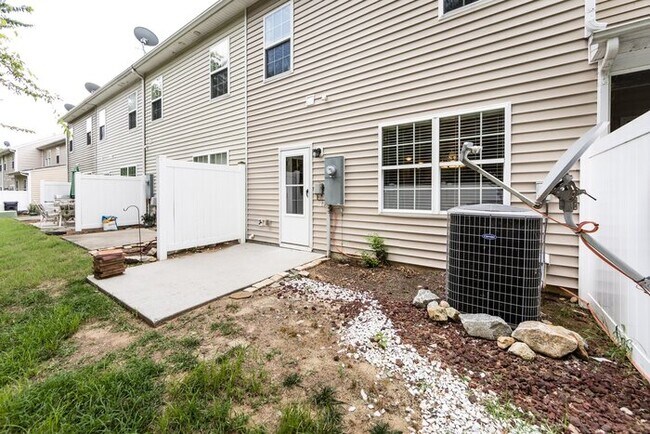 Building Photo - Beautiful 3BD/2.5BA Townhome in the Lions ...