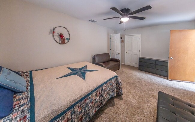 Building Photo - Stunning 4 Bed 3 Bath with a Pool!