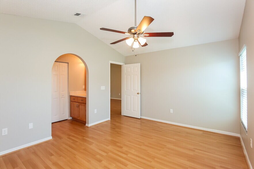 Building Photo - 2047 Sarah Louise Dr