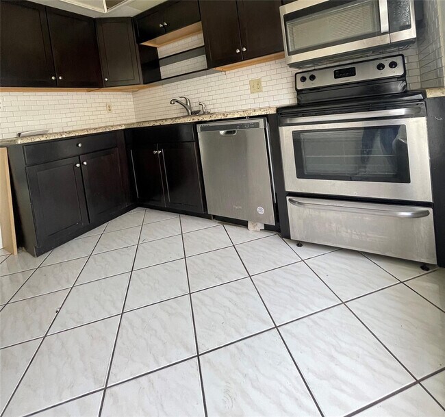 Building Photo - 4158 Inverrary Dr