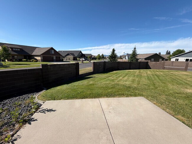 Building Photo - Radiant Lake Rancher