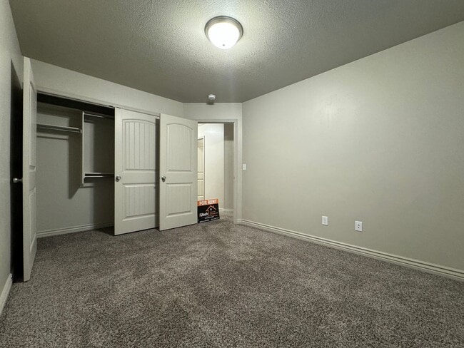 Building Photo - 3 bdrm 2 1/2 bth townhouse 1 Car Garage