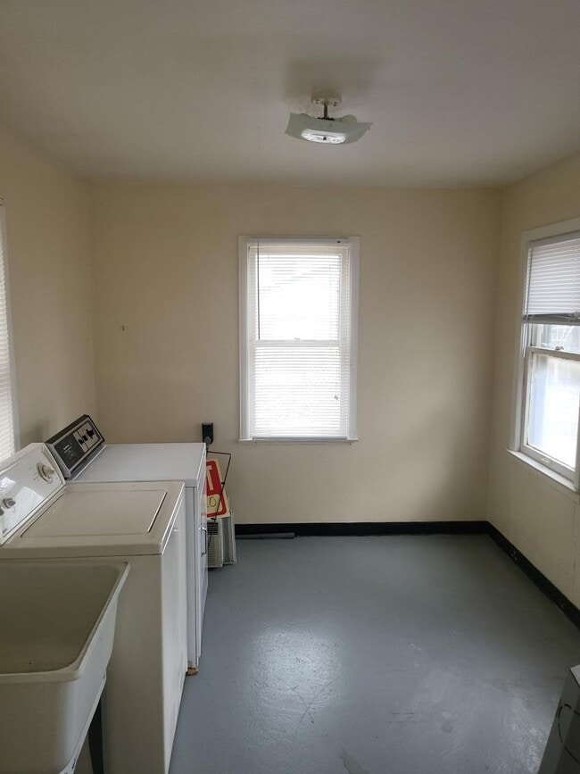 Building Photo - Two Bedroom Home in St Clair Shores - $1,450