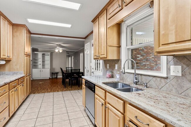 Building Photo - 2496 Valley View Ln