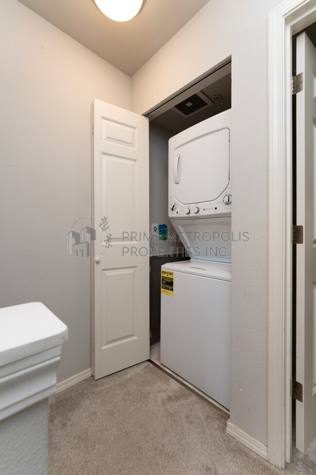 Building Photo - 2062 Newport Way NW