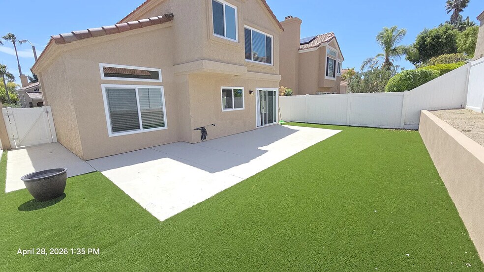 Building Photo - 869 Southshore Dr
