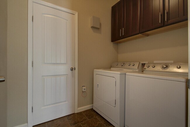 Building Photo - UT PRE LEASE: 2009 Remodeled 6 Bed / 3 Bath, Wood & Stained Concrete Floors, Custom High End Kitc...