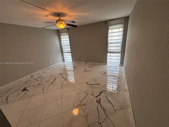 Building Photo - 4800 Bayview Dr