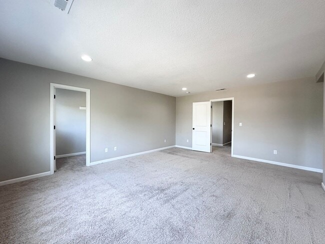Building Photo - Stunning Modern 5 Bed 3 Bath Home in North...