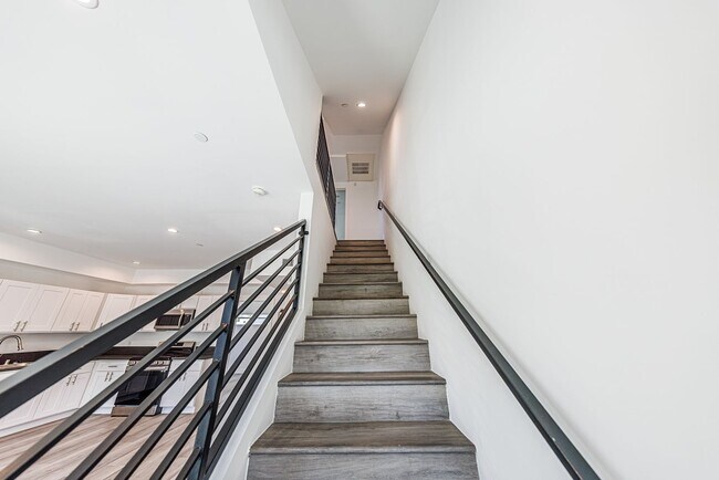 Building Photo - 3015 Alsace Ave