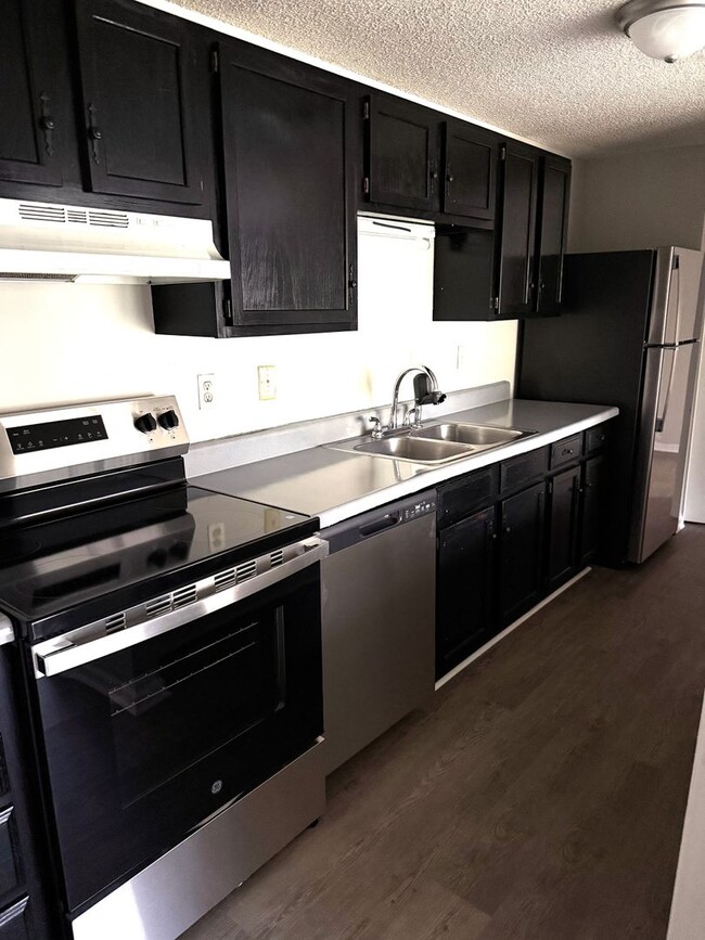 Building Photo - University Area Condo, 2 bd, 2bth