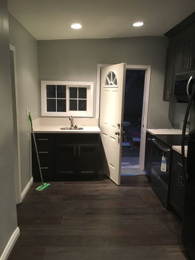 Building Photo - Spacious 2/2 Home for rent in Long Beach!