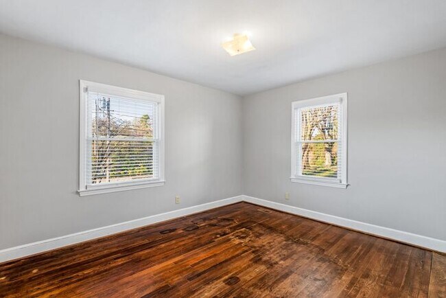 Building Photo - Adorable Brick Ranch Home in the Desirable Lindley Park Area! Updated, Hardwood Floors, Fenced!