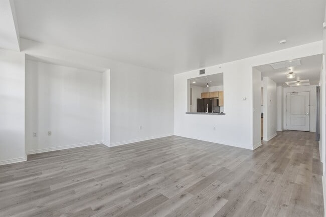 Building Photo - 2-bed, 2-bath condo in secure building with private laundry and city views