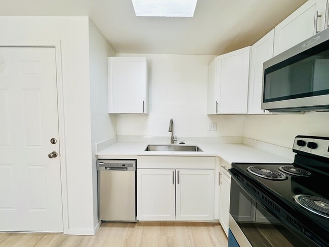 Building Photo - Modern Style Renovated 2 Bedroom with Wash...