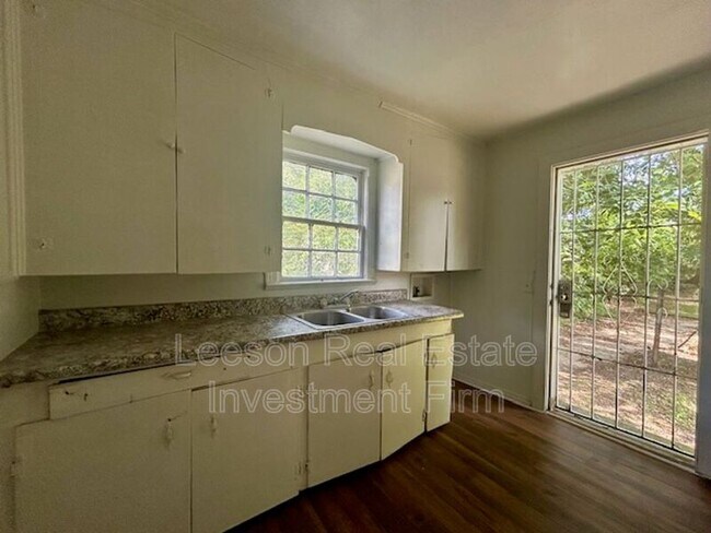 Building Photo - 318 W 68th St
