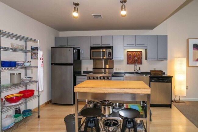 Building Photo - Gorgeous loft-style 2 floor condo with secured parking, A/C and rent includes most utilities!