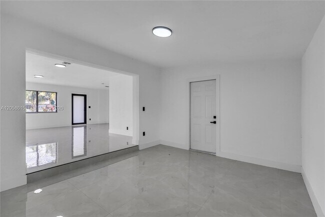 Building Photo - 1000 NW 198th St